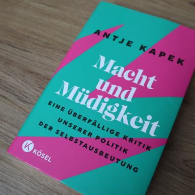 Das Cover des Buches Macht und Müdigkeit